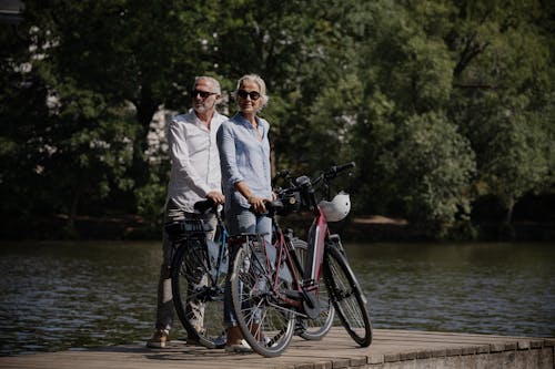 Par på en brygga med sina cyklar (Batavus)