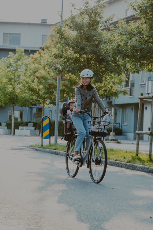 Kvinna cyklar med barn (Ecoride)