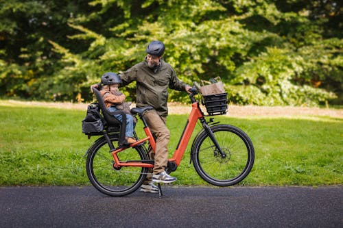 Man med barn på cykel med skogsbakgrund (Crescent)